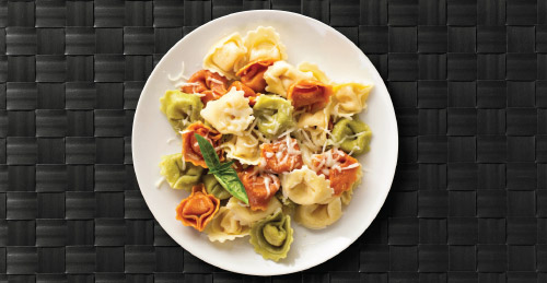 vegetarian cheese tortellini whith marinara sauce meal